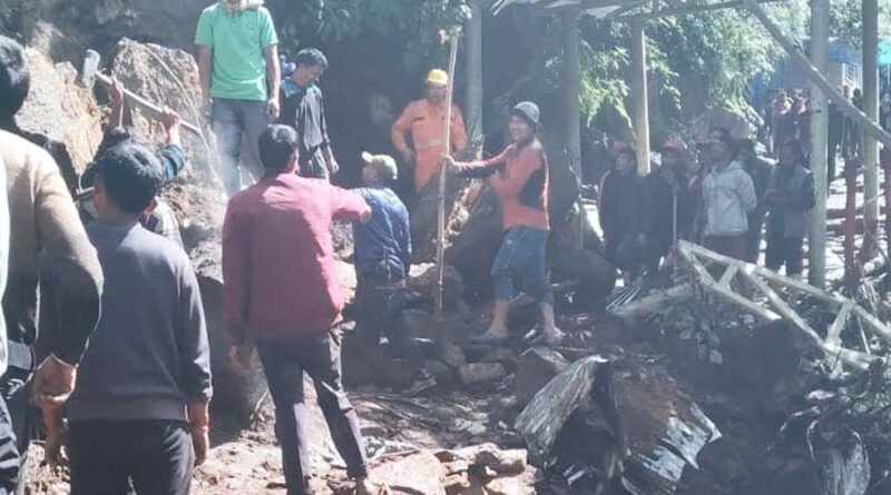 छोड़ी गधेरे नामक स्थान पर आये भारी मात्रा में बोल्डर, यात्रियों का आवागमन रोका