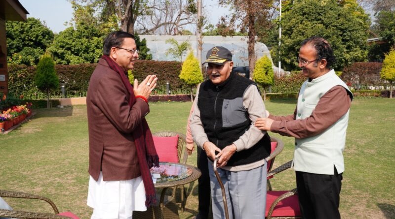 ब्रिगेडियर जोशी ने मुख्यमंत्री को सौपा चेक