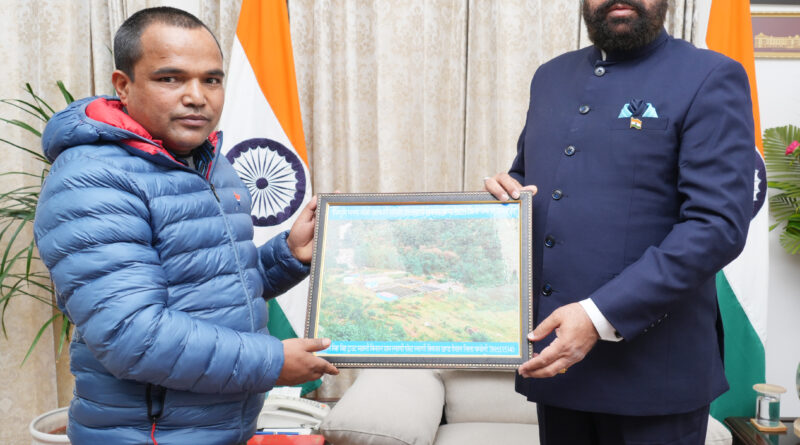 विकासखंड देवाल में ट्राउट मछली पालन के क्षेत्र में कार्य कर रहे मोहन सिंह