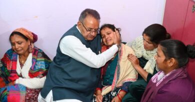 दुर्घटना में मृत युवक के परिजनों से मिले कैबिनेट मंत्री गणेश जोशी, हर संभव सहायता का दिया भरोसा