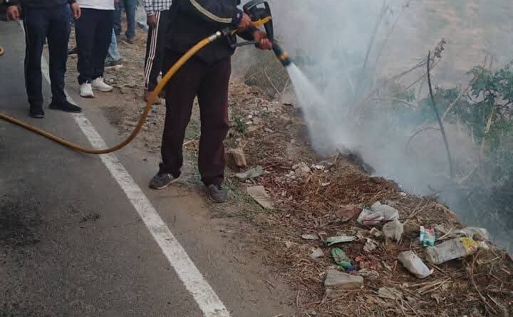 फायर सर्विस ने जंगल में लगी आग को बुझाया