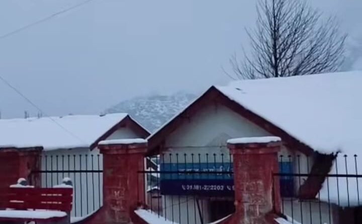 उत्तराखंड में बदल गया मौसम का मिजाज, बर्फबारी एक बार फिर लौट आई कड़ाके की ठंड