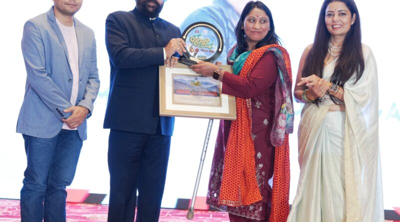 राज्यपाल ने “एक पहाड़ी ऐसा भी” अवार्ड्स में लोगों को किया सम्मानित