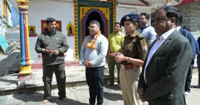 जिलाधिकारी ने किए अगस्त्यमुनि मंदिर में मुनि महाराज के दर्शन जिलाधिकारी ने किए अगस्त्यमुनि मंदिर में मुनि महाराज के दर्शन