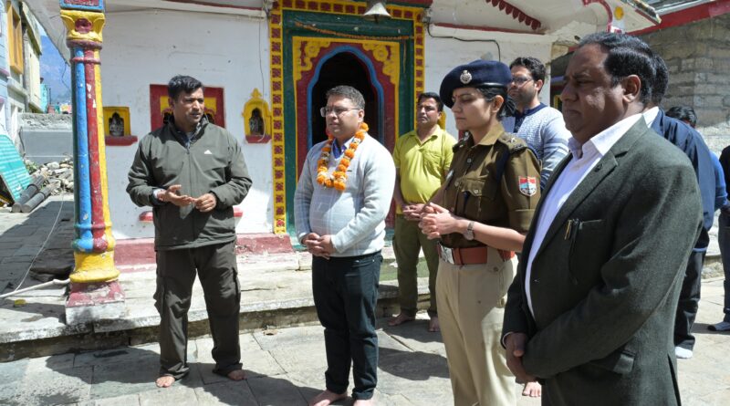 जिलाधिकारी ने किए अगस्त्यमुनि मंदिर में मुनि महाराज के दर्शन