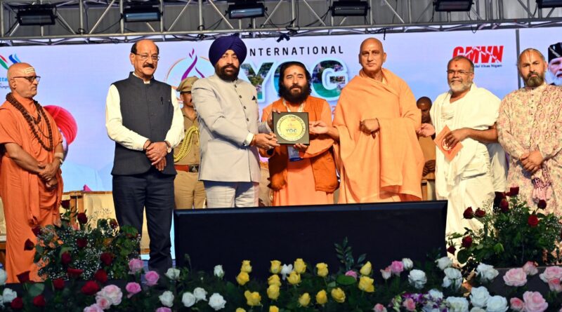 राज्यपाल ने किया योगाचार्य डा. बिपिन जोशी को सम्मानित