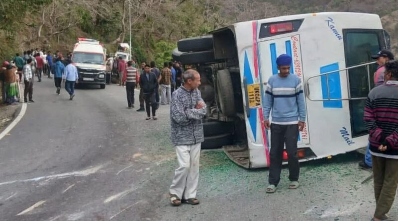 अनियंत्रित होकर पलट गई बस