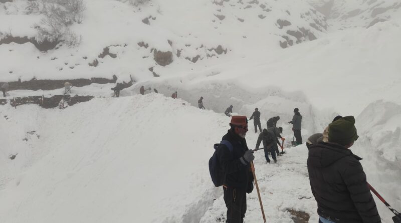 भारी बर्फबारी के बावजूद केदारनाथ यात्रा की तैयारियां जारी, प्रशासन मुस्तैद
