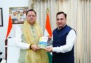संयुक्त निदेशक के एस चौहान ने सीएम को भेंट की पहलगाम पुस्तक
