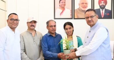 साक्षी को कैबिनेट मंत्री ने किया सम्मानित