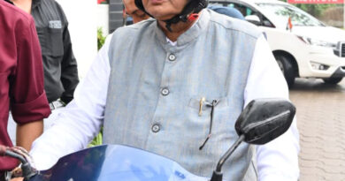 वैश्विक संकट के बीच कृषि मंत्री ने दिया ईंधन बचत का संदेश, स्कूटी से पहुंचे कैंप कार्यालय