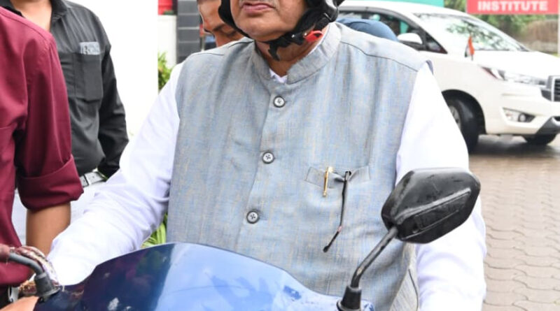वैश्विक संकट के बीच कृषि मंत्री ने दिया ईंधन बचत का संदेश, स्कूटी से पहुंचे कैंप कार्यालय