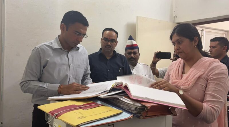 सब-रजिस्ट्रार कार्यालय विकासनगर में डीएम की औचक निरीक्षण, गंभीर अनियमितताएं हुई उजागर