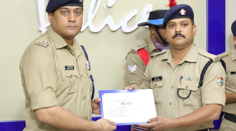 उत्कृष्ट कार्य करने वाले पुलिस कर्मियों को एसएसपी दून ने किया सम्मानित