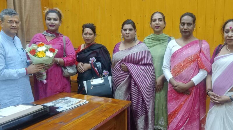 किन्नर समुदाय के “बधाई शुल्क निर्धारण” का किया स्वागत स्थानीय किन्नर समाज ने किया मेयर का सम्मान