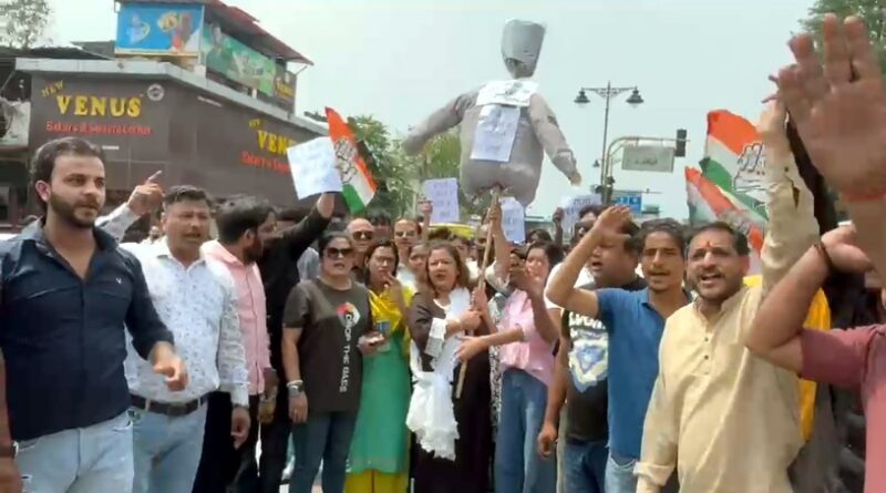 गैंगरेप कांड : कांग्रेस का उग्र प्रदर्शन, मुख्यमंत्री के इस्तीफे की मांग