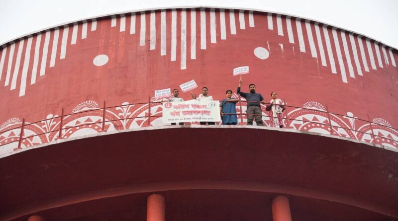 पानी की टंकी पर चढ़े नर्सिंग अभ्यर्थी, सरकार पर अनदेखी का आरोप