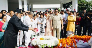 उपराष्ट्रपति ने दी खंडूड़ी के पार्थिव शरीर पर पुष्प चक्र अर्पित कर श्रद्धांजलि उपराष्ट्रपति ने दी खंडूड़ी के पार्थिव शरीर पर पुष्प चक्र अर्पित कर श्रद्धांजलि