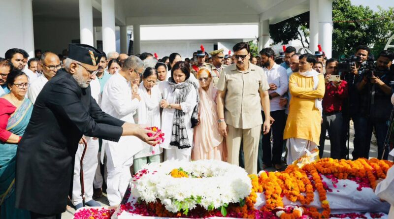 उपराष्ट्रपति ने दी खंडूड़ी के पार्थिव शरीर पर पुष्प चक्र अर्पित कर श्रद्धांजलि