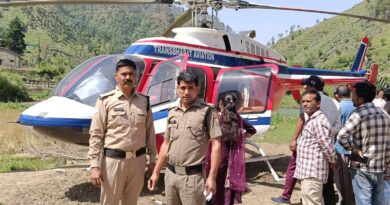 चम्बा-आराकोट के पास विद्युत लाईन की चपेट में आने के कारण हेलीकॉप्टर की नवागांव सत्यों में इमरजेंसी लैंडिंग, सभी यात्री सुरक्षित चम्बा-आराकोट के पास विद्युत लाईन की चपेट में आने के कारण हेलीकॉप्टर की नवागांव सत्यों में इमरजेंसी लैंडिंग, सभी यात्री सुरक्षित