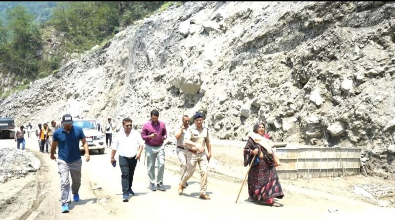 जिलाधिकारी पहुंचे ग्राउंड जीरो पर, यात्रा व्यवस्थाओं का लिया जायजा
