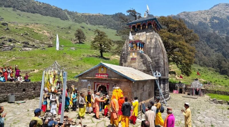 वैदिक मंत्रोच्चारण के बीच खुले द्वितीय केदार श्री मद्महेश्वर धाम के कपाट