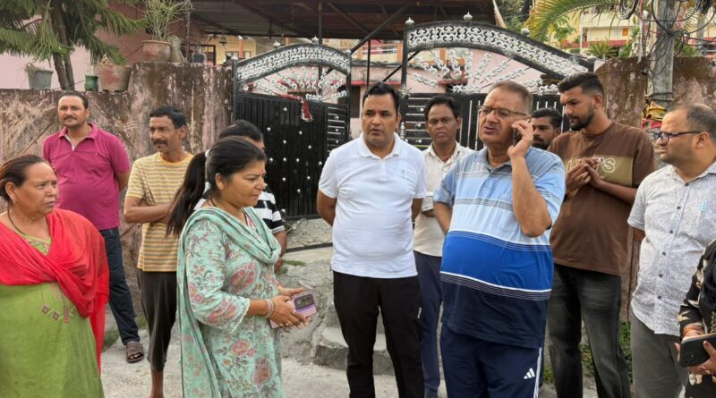 बिन्दाल नदी में चैनेलाइजेशन कार्यो के लिए अधिकारियों संग सुबह-सुबह निरीक्षण पर निकले कैबिनेट मंत्री