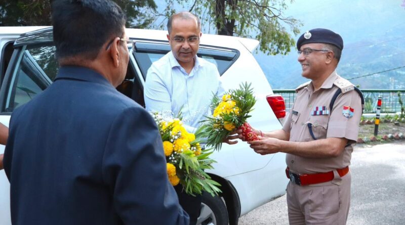 गृह सचिव ने किया कोतवाली गोपेश्वर का आकस्मिक निरीक्षण