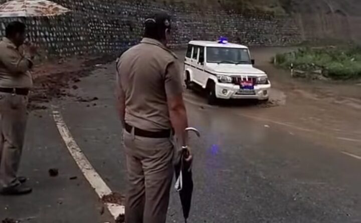 वर्षा के बीच पुलिस रही मुस्तैद, यातायात कराया सुचारू
