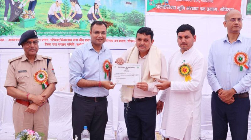 “एक पेड़ माँ के नाम” अभियान के अंतर्गत वृक्षारोपण