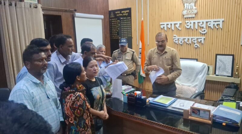 उत्पीड़न के खिलाफ नगर निगम पर प्रदर्शन