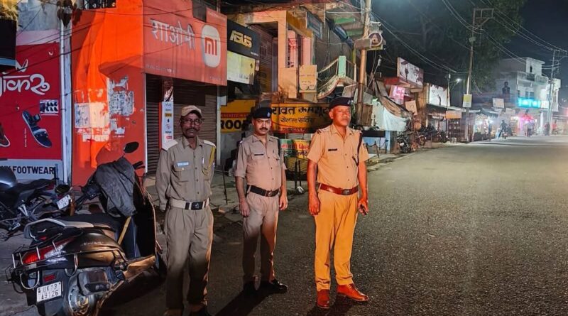 व्यस्ततम इलाकों में पुलिस ने किया रात्रि पैदल गश्त