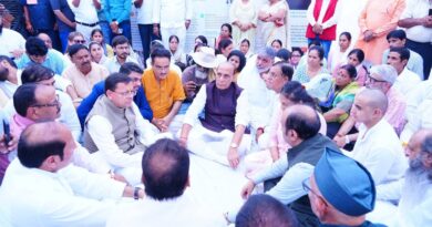 त्रयोदशी संस्कार में सम्मिलित हुये केंद्रीय रक्षा मंत्री राजनाथ सिंह त्रयोदशी संस्कार में सम्मिलित हुये केंद्रीय रक्षा मंत्री राजनाथ सिंह
