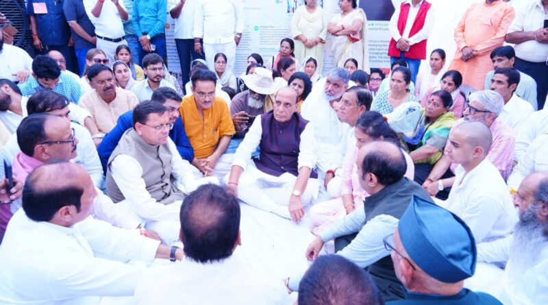 त्रयोदशी संस्कार में सम्मिलित हुये केंद्रीय रक्षा मंत्री राजनाथ सिंह