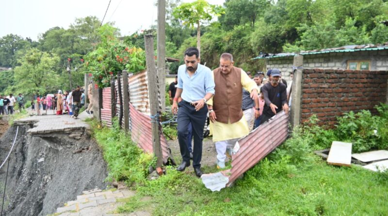 खाला गांव में बरसात से क्षतिग्रस्त मार्ग का कैबिनेट मंत्री ने किया निरीक्षण तत्काल पुनर्निर्माण के दिए निर्देश