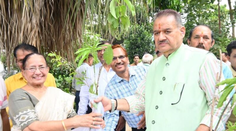 कृषि मंत्री गणेश जोशी ने किया 11 लाख पौधरोपण अभियान का शुभारंभ,