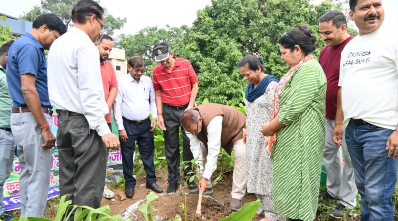 लोकपर्व हरेला के अवसर पर कृषि मंत्री ने किया वृक्षारोपण