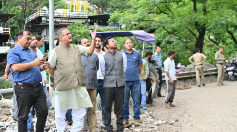 क्षतिग्रस्त मार्ग का मंत्री ने किया निरीक्षण, पुनर्निर्माण में तेजी के निर्देश