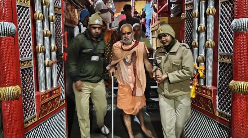 बदरीनाथ धाम में पुलिस जवान निभा रहे हैं मानवता का धर्म