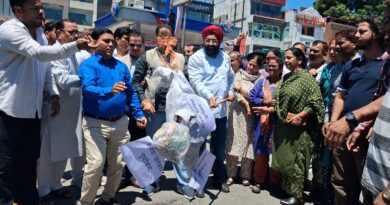 महानगर कांग्रेस ने किया भाजपा सरकार का पुतला दहन