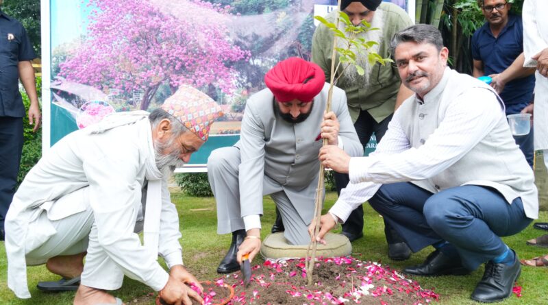 राज्यपाल ने की पौधरोपण अभियान की सराहना
