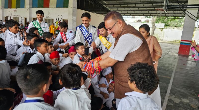 नन्हे-मुन्ने बच्चों संग कैबिनेट मंत्री गणेश जोशी ने मनाया रक्षाबंधन