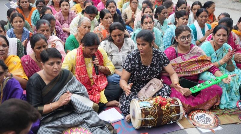 रक्षाबंधन पर न्याय की राखियां लेकर मुख्यमंत्री आवास पहुंचीं महिलाएं