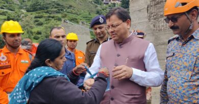 धराली में दुपट्टे के टुकड़े से बांधी थी सीएम धामी को राखी