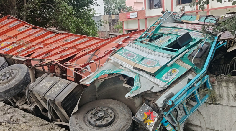 अनियंत्रित होकर गर्ल्स हॉस्टल में घुसा ईंटों से भरा ट्रक