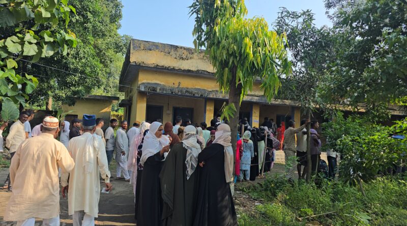 किच्छा और सिरौली कलां में नगर निकाय चुनाव की वोटिंग के लिए बूथों पर उमड़ी मतदाताओं की भीड़