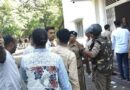 डीएवी छात्र संग चुनावःछात्राओं के बूथ के सामने वोट की अपील कर रहे छात्रों को पुलिस ने खदेड़ा