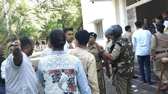 डीएवी छात्र संग चुनावःछात्राओं के बूथ के सामने वोट की अपील कर रहे छात्रों को पुलिस ने खदेड़ा