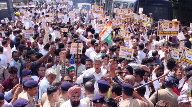  कांग्रेस ने मुख्य चुनाव आयुक्त को बर्खास्त करने की मांग को लेकर किया सचिवालय कूच