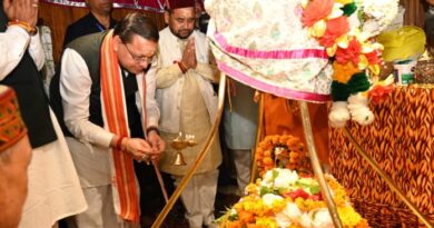 सीएम ने की बाबा विश्वनाथ से प्रधानमंत्री के स्वस्थ एवं दीर्घायु जीवन की कामना